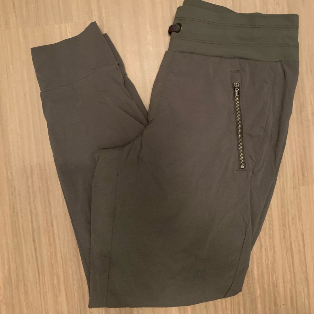 Athleta Trekkie North Jogger / Mountain Olive / 6